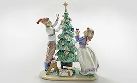 リヤドロ 5897「ツリーを飾ろう」フィギュリン