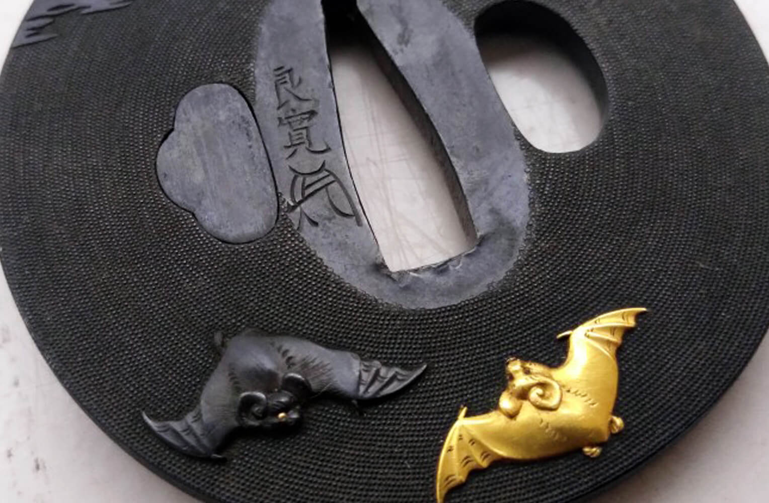 岩本良寛 赤銅蝙蝠図象嵌鍔 商品画像