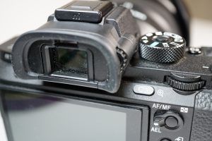 カメラのファインダーにゴミが付着する原因