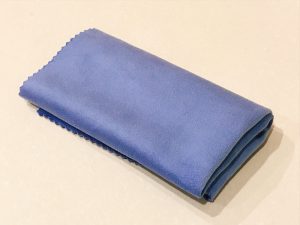 ブラシとクロスによるカメラのファインダークリーニング