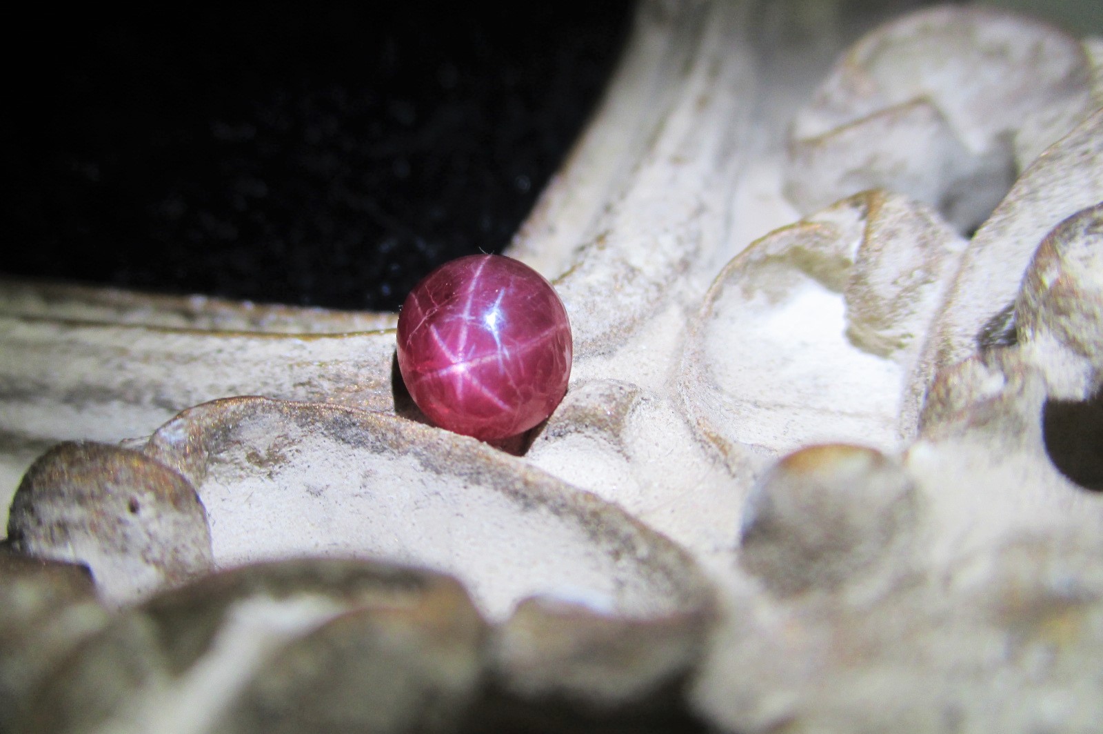 スタールビーの価格相場と価値を見極めるポイントとは？｜骨董品