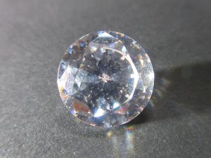キュービックジルコニアとダイヤモンドの見分け方
