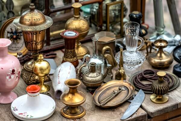 捨ててはいけない骨董品は？価値あるものの特徴や高く売るためのポイントなど