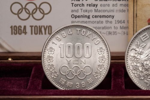 専用ケースに収められた状態の良い1964年東京オリンピック1,000円銀貨。日晃堂では付属品がそろった記念硬貨の価値を正確に査定・お買取いたします