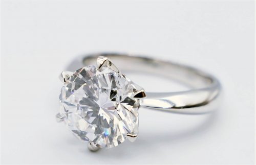 ダイヤモンドの4C(品質)を象徴する、カットの美しい立て爪リングのクローズアップ