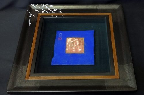 価値ある日本画を見分けるポイントとなる、額装された作品に記された落款（署名と印章）の例