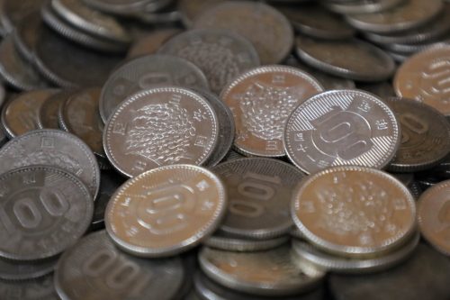 銀貨から白銅貨へ素材やデザインの変更を経て、現在も日本の経済を支え続ける現行の100円玉（桜花デザイン）