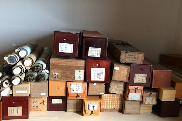 実家の蔵を整理するなら何から手をつけるべき？処分する前に確認したい骨董品の価値と買取のコツ