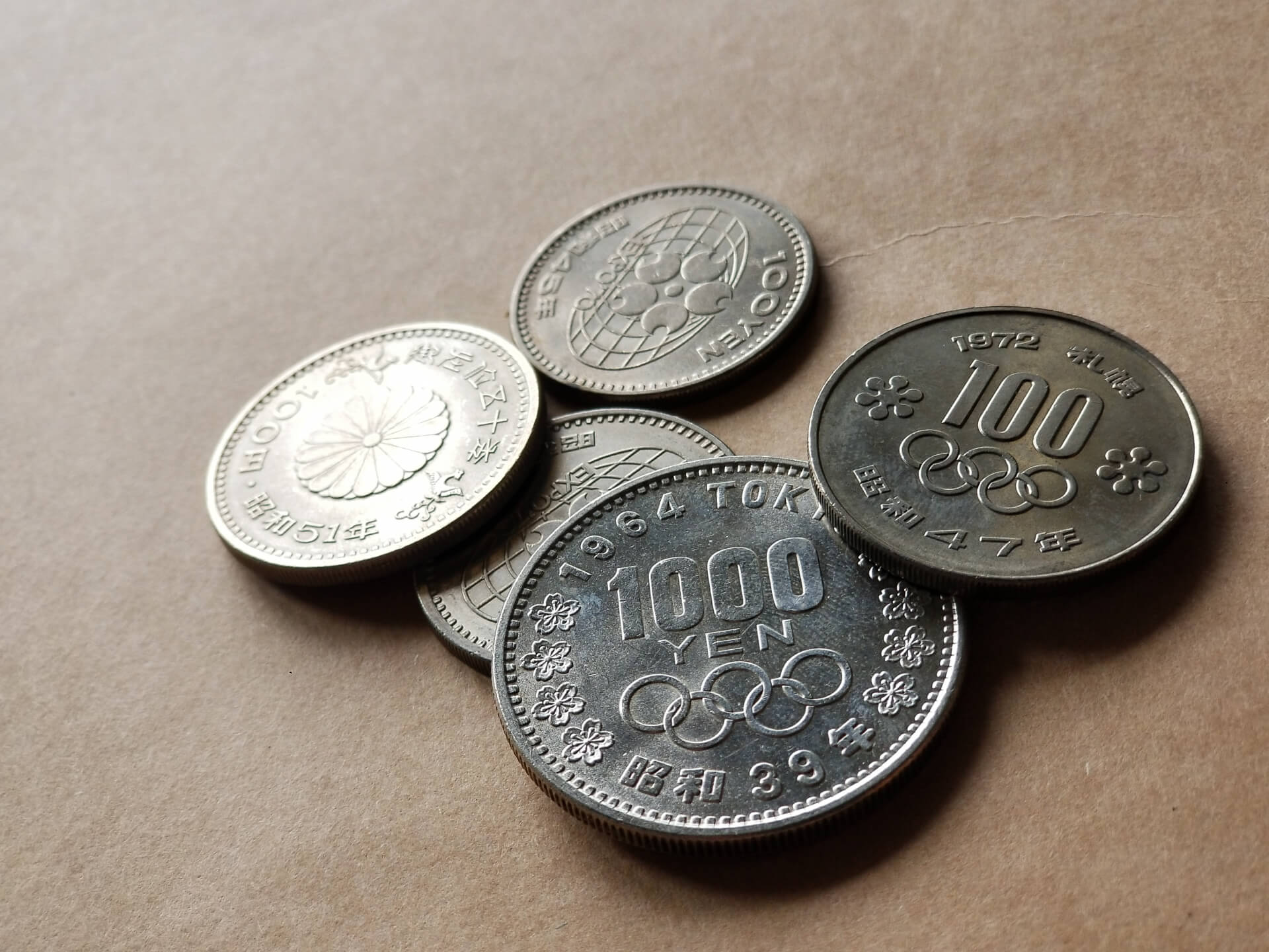 記念硬貨の換金はどこでする？銀行と買取店の違いや高く売れる硬貨の 