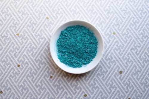 日本画と洋画の決定的な違いである、天然の鉱石を砕いて作られた美しい青緑色の岩絵具（いわえのぐ）