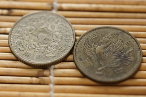 額面以上の価値を持つ希少な昭和33年銘の鳳凰100円銀貨の表と裏のデザイン。古銭買取の実績が豊富な日晃堂が丁寧に査定します