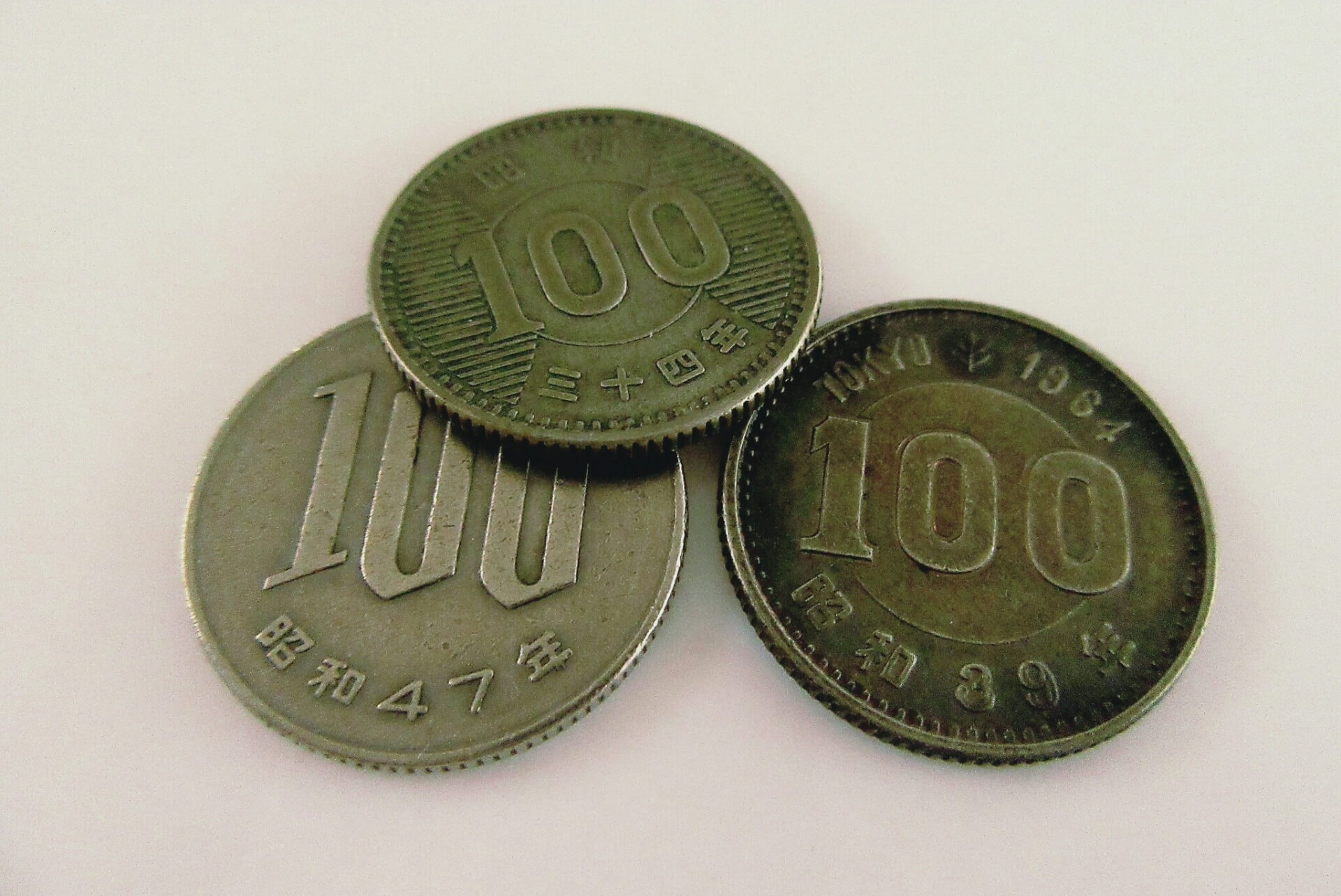 100円玉で価値のある種類一覧！レアな年号や評価されやすいエラー