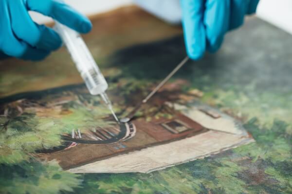 絵画の汚れやダメージは価値を下げる？シミ・カビ・破れがある絵画の買取
