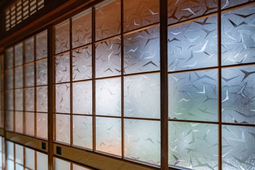 美しい模様が特徴的な昭和ガラス（昭和型板ガラス）