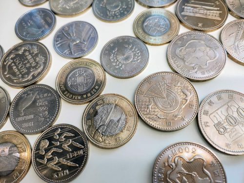 長野オリンピックや地方自治法施行60周年記念など、複数種類の日本の500円記念硬貨コレクション