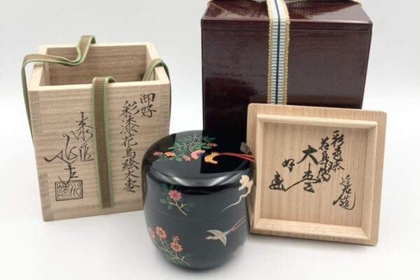 骨董品の「箱書き」とは？種類や査定額への影響・正しい扱い方を解説