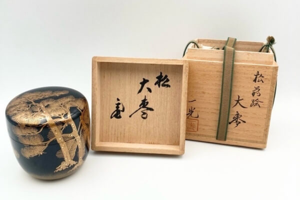 骨董品における「識箱」の意味とは？共箱・極箱との違いや価値の読み解き方
