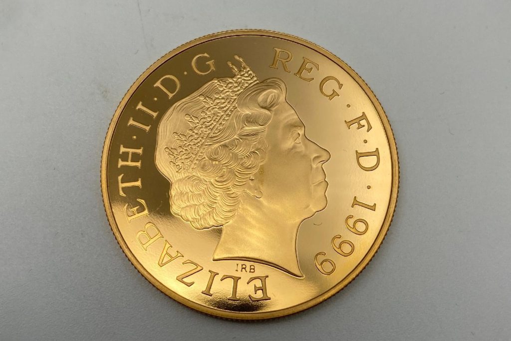 1999年発行のエリザベス2世の肖像が刻印された金貨の表面