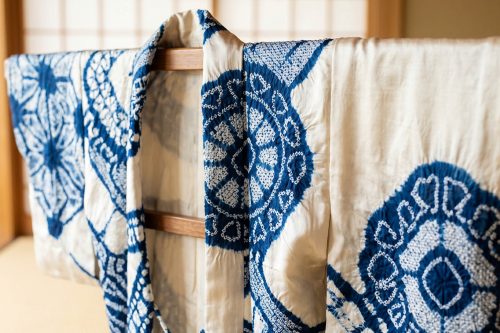 美しい絞り染めが施された高級な正絹の羽織