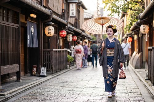 道中着を着て和傘をさし、京都の街並みを歩く着物姿の女性