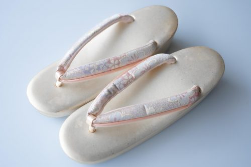 和装小物の買取・査定をイメージした、花柄の鼻緒が美しい草履