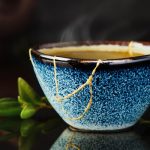 骨董品の「金継ぎ」とは？ 修復で価値は上がる？ 歴史や買取のポイント