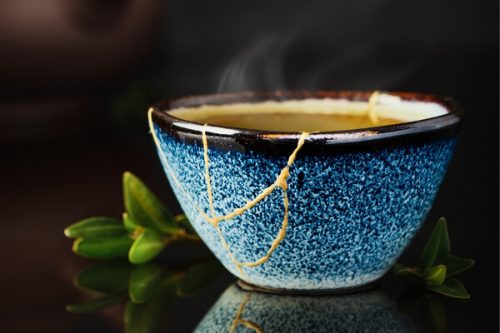 骨董品の「金継ぎ」とは？ 修復で価値は上がる？ 歴史や買取のポイント