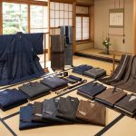落ち着いた色味とシンプルなデザインが特徴の男性着物