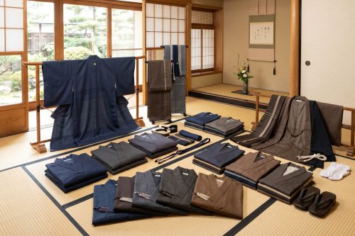 落ち着いた色味とシンプルなデザインが特徴の男性着物
