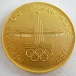 希少性の高い1980年モスクワオリンピック記念100ルーブル金貨（裏面デザイン）のアップ写真