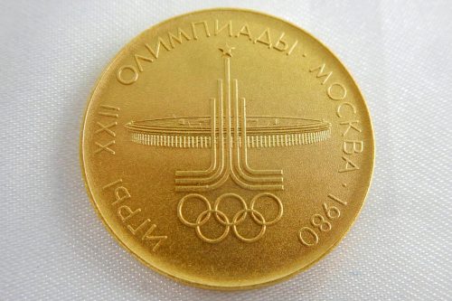 希少性の高い1980年モスクワオリンピック記念100ルーブル金貨（裏面デザイン）のアップ写真