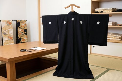 背中や両袖に家紋があしらわれた黒の喪服（着物）