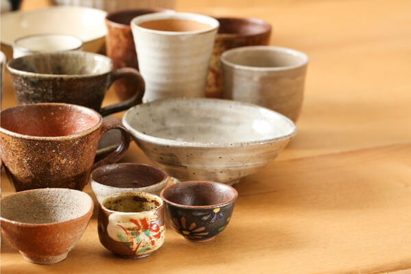 骨董品の「ニュウ」とは?陶磁器のひび・貫入との違いや価値、買取に及ぼす影響について解説