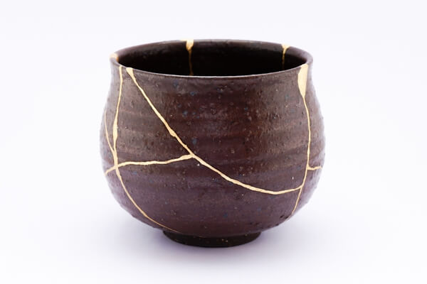 骨董品の「ニュウ」とは?陶磁器のひび・貫入との違いや価値、買取に及ぼす影響について解説
