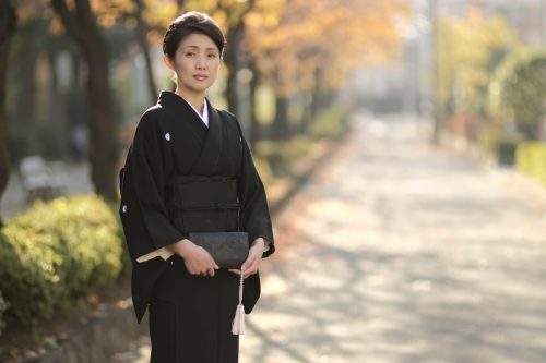 買取査定の対象となる上質な家紋入り喪服(黒紋付)を着用した女性