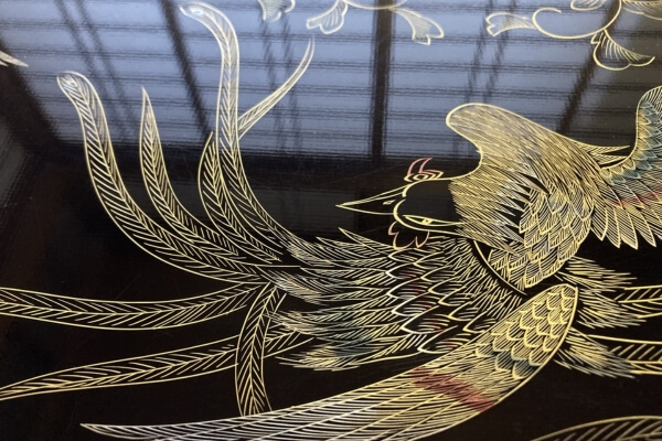 骨董品に見られる「沈金」とは？ 蒔絵との違いや歴史、人間国宝から査定のポイントまで解説