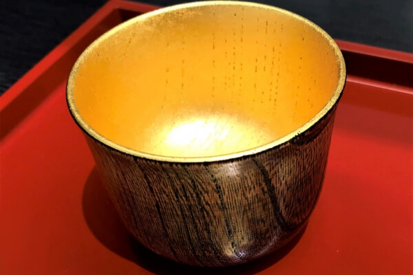 骨董品に見られる「沈金」とは？ 蒔絵との違いや歴史、人間国宝から査定のポイントまで解説