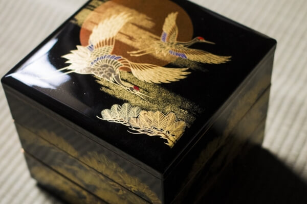 骨董品に見られる「沈金」とは？ 蒔絵との違いや歴史、人間国宝から査定のポイントまで解説