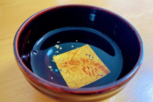 骨董品に見られる「沈金」とは？ 蒔絵との違いや歴史、人間国宝から査定のポイントまで解説