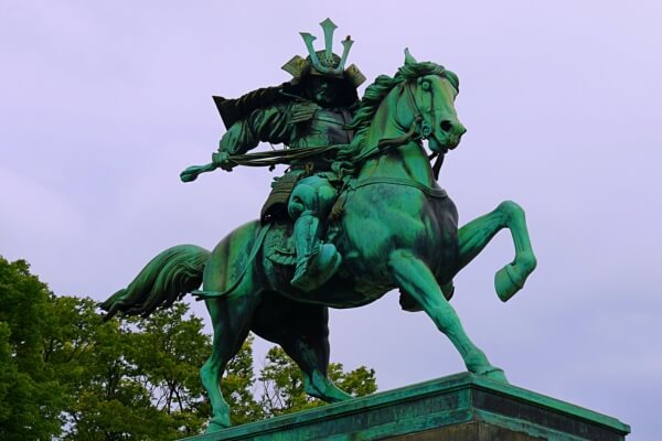 彫刻の「パティナ」とは?生成メカニズムから正しいお手入れ、経年変化が生み出す美術的価値