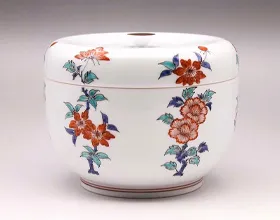 十三代 酒井田柿右衛門 錦草花文蓋物