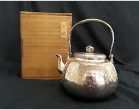 竹影堂栄真 桜模様 純銀瓶