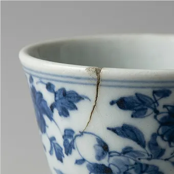 ヒビが入った磁器茶碗