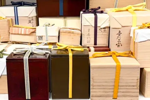 箱に入った大量の骨董品