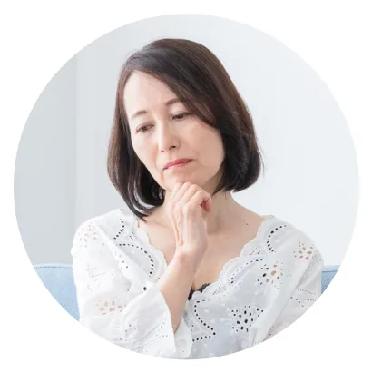 悩んでいる女性