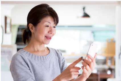 携帯を触る女性