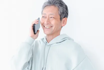 携帯を触る男性