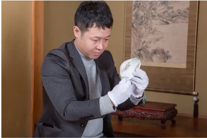 査定する男性鑑定士